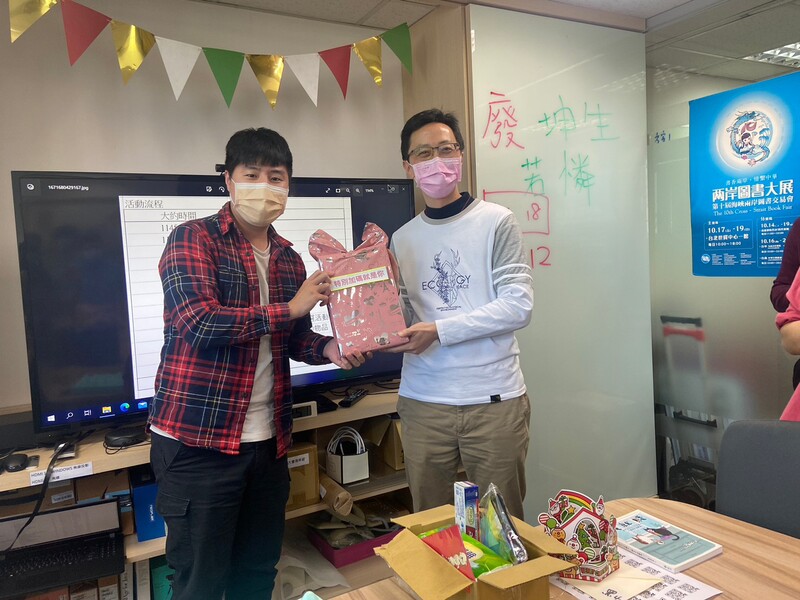 各種令人意想不到,噴飯、傻眼,瞎、廢到讓你懷疑人生的禮物都紛紛入圍,甚至還因此有獎可得(真的好鬧,好歡樂XD)。