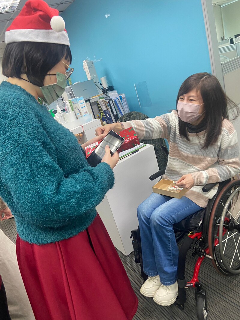  在禮物的交換過程中,讓原本看似沒有交集的同事們也開始熱絡歡快了起來