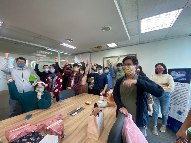 在禮物的交換過程中,讓原本看似沒有交集的同事們也開始熱絡歡快了起來