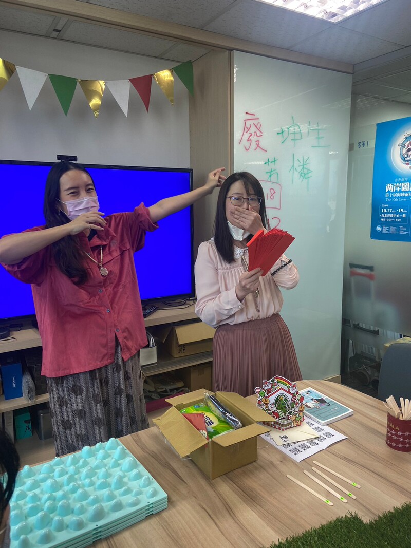 在禮物的交換過程中,讓原本看似沒有交集的同事們也開始熱絡歡快了起來