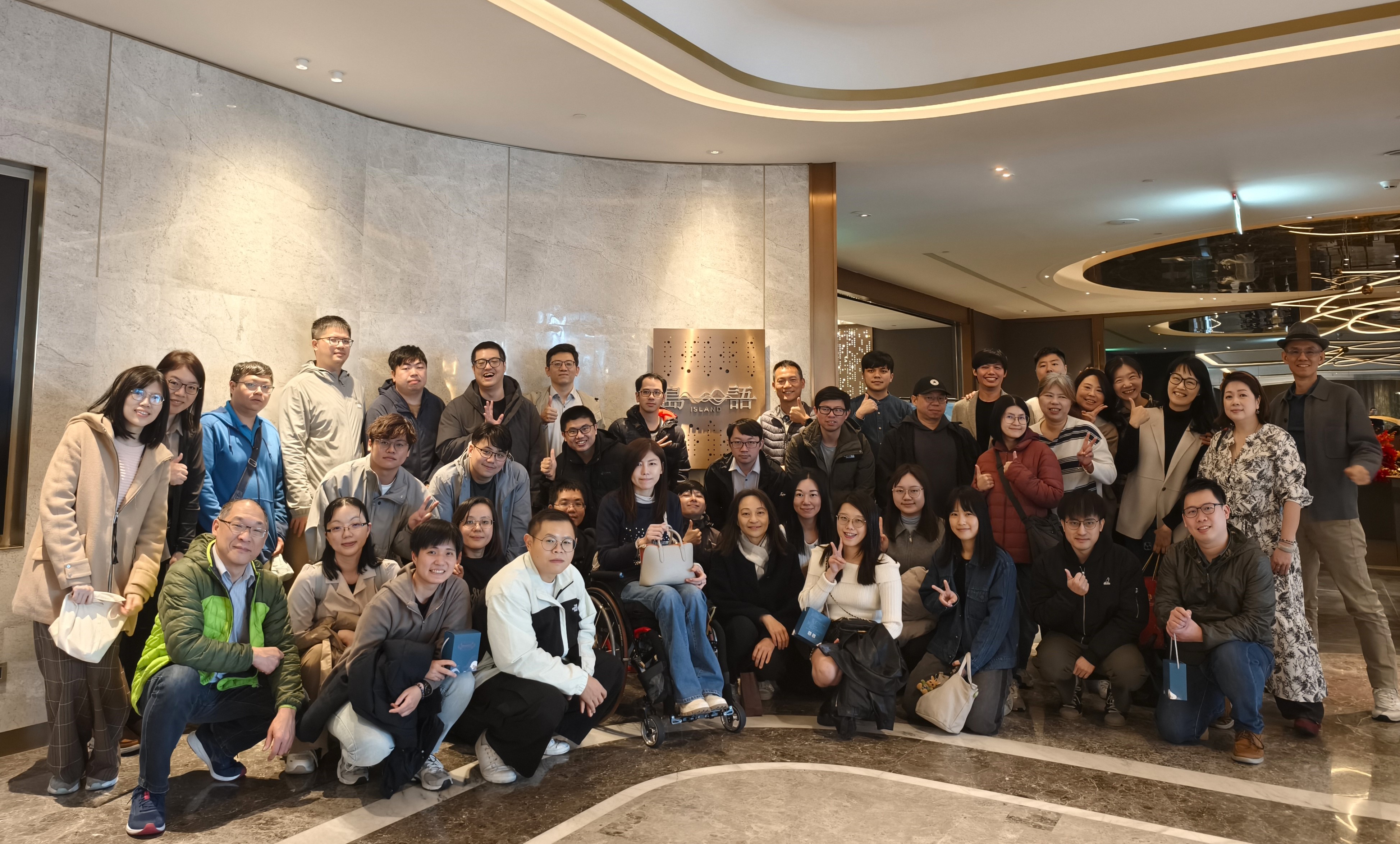 信諾科技全體同仁於漢來島語合影，展現團隊凝聚力