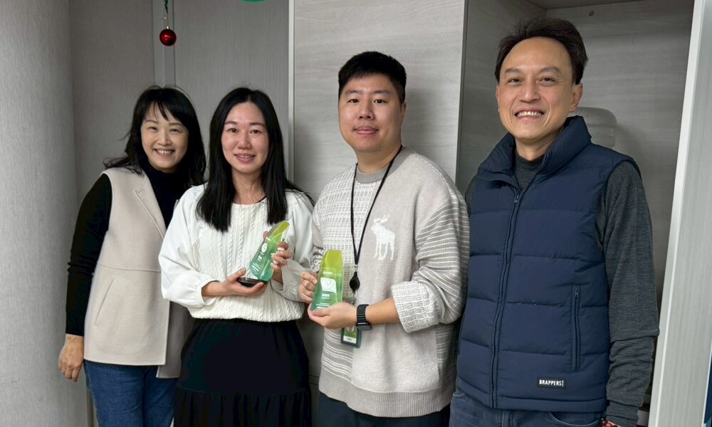 公司同仁齊聚頒獎典禮，為資深員工致上最誠摯謝意